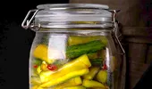 Cum fac chinezii castraveți murați. Ingredientul ciudat care îi face crocanți și gustoși