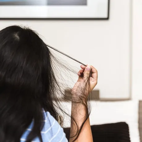 Tricotilomania: de ce apare tulburarea de smulgere a părului și cum poate fi tratată
