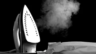 Nu-ți place să calci hainele? Trucul cu gheață care le netezește în doar 10 minute