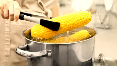 Cât se fierbe porumbul și de ce nu trebuie să pui sare în apă. Secrete pentru un porumb fiert delicios