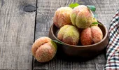 Rețetă de piersici umplute. Desertul care amintește de copilărie