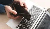 Aplicația de pe telefon care îți poate GOLI rapid contul bancar. O femeie din Deva a rămas fără o sumă uriașă pe card