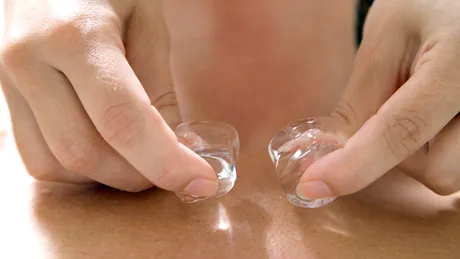 Cubul de gheață pe ceafă reduce anxietatea? Explicația științifică din spatele unui truc simplu