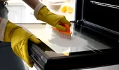 Cum se curăță corect grăsimea arsă de pe geamul cuptorului fără să îl zgârii. Ce soluții și bureți nu sunt recomandați