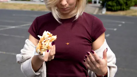 Amestecul din bucătărie care scoate petele de muștar de pe haine. Scapi de pete în 3 minute