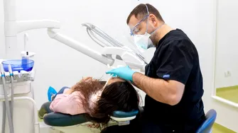 Frica de dentist te costă mai mult decât crezi. Cum te afectează, dar și cum o poți trata