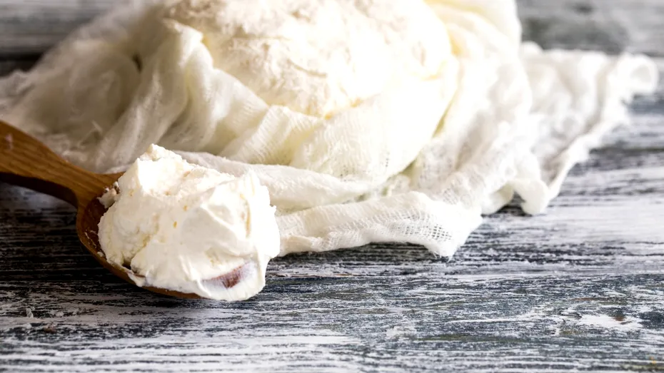 Brânză cremoasă delicioasă în doar 40 de minute! Secretul stă într-o lămâie