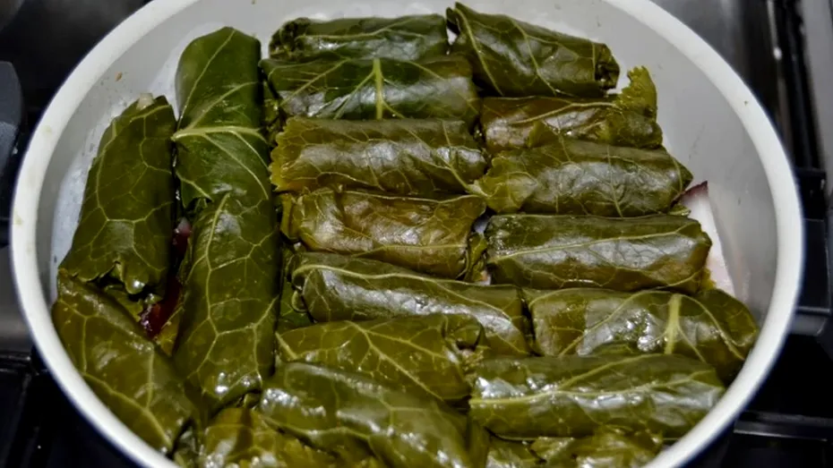 Cum să prepari sarmale în frunze de hrean! Îți vei impresiona musafirii de Revelion