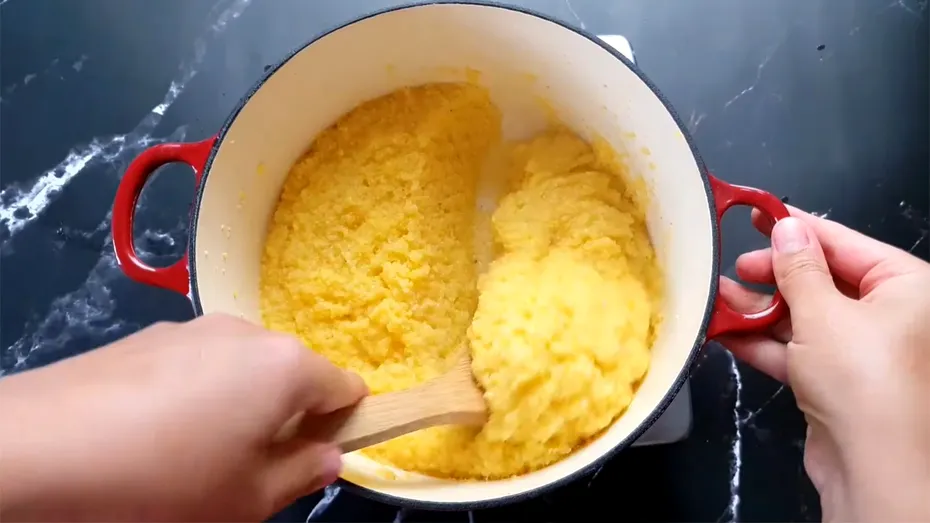 Trucul bunicii. Cum să faci mămăligă fără cocoloașe