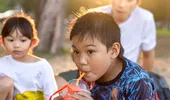 Avertisment pentru părinți! Băutura considerată sănătoasă care ar putea crește riscul de hipertensiune la copii