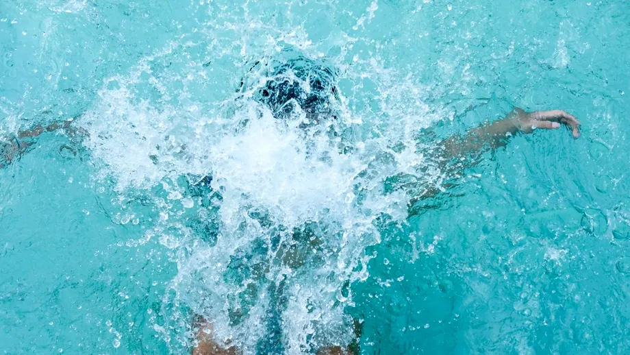 Tatăl și copilul electrocutați lângă piscina gonflabilă au murit în doar câteva secunde. Ce greșeală uriașă au făcut