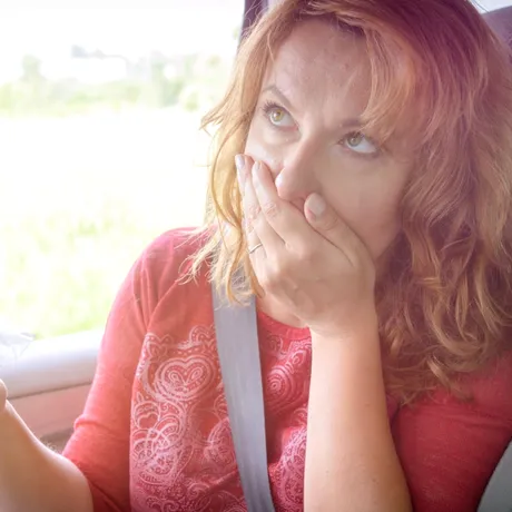 Răul de mașină dispare instant cu ajutorul unui gest banal. Cum să nu mai ai probleme când călătorești