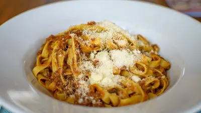 Paste tagliatelle cu sos bolognese. Rețeta pregătită de Laura Cosoi pentru fetițele ei. „Fiecare a mâncat câte două porții”