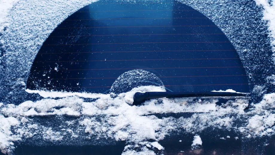 Cum pot șosetele vechi să te ajute iarna în mașină? Trucul neștiut de mulți șoferi