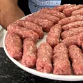 Câte ore rezistă mititeii în frigider? Care sunt limitele pentru micii cruzi și pentru cei gătiți