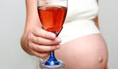 Gravidele care beau alcool risca sa nasca copii scunzi, cu capul mic si fata plata