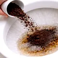De ce nu e bine să arunci zaț de cafea în vasul de toaletă