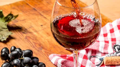 Vinul roşu poate agrava migrenele. Care este motivul