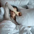De ce dormim mai prost când vine toamna. Ce se întâmplă în organism după echinocțiu