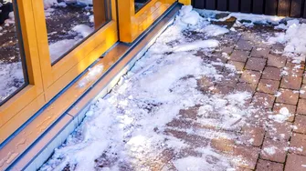 Cum să folosești zațul de cafea pentru a nu aluneca dacă ți-au înghețat treptele sau aleile din curte