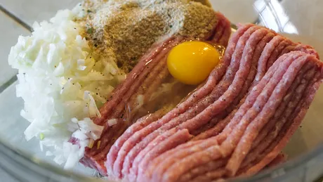 Secretul chiftelelor suculente și fragede la cuptor. Ingredientul care trebuie pus în compoziție ca să nu fie tari