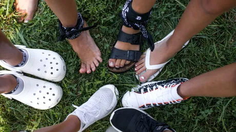 Podiatrii atrag atenția asupra pericolelor anumitor sandale de vară! Ce nu ar trebui să porți niciodată în picioare?
