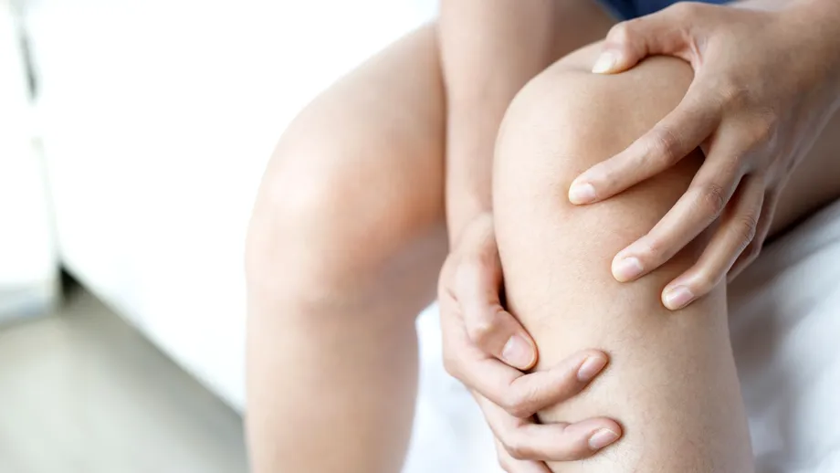 Te dor genunchii înainte să plouă? Medicii explică de ce se întâmplă asta