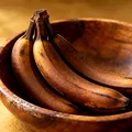 De ce se înnegresc bananele mai repede în fructieră? Greșeala de depozitare pe care o poți evita