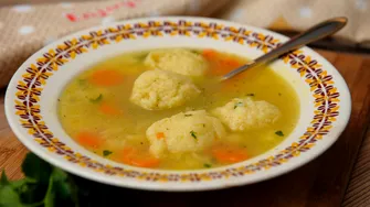 Supa cu găluște de cartofi, așa cum o găteau străbunicile. Rețeta care nu dă greș