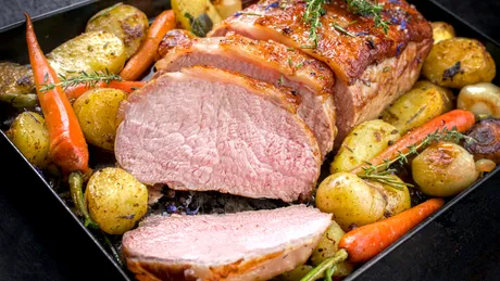 Cum să gătești cotletul de porc la cuptor ca să nu se usuce. Secretele bucătarilor pricepuți: marinada, timpul și temperatura de coacere