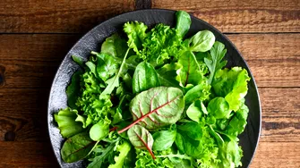 Cum să depozitezi corect salata verde ca să rămână proaspătă mai mult timp