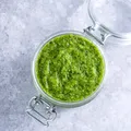 Ce să pui în sosul pesto din supermarket să devină mai cremos. Toate gospodinele au acest ingredient în frigider