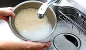 Ecuația pilafului perfect. În câte ape trebuie să speli orezul, ca să elimini excesul de amidon