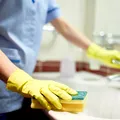 Oțetul poate curăța aproape toată baia. Cum îl folosești corect și ce suprafețe trebuie evitate