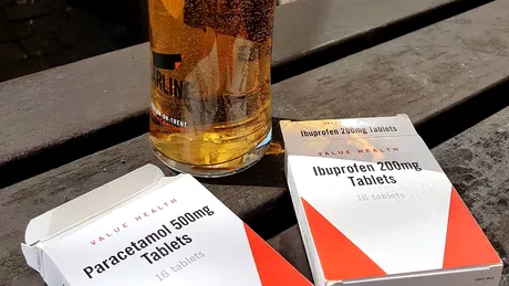 De ce nu e bine să iei paracetamol după ce bei alcool, pentru a preveni mahmureala