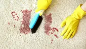 Ingredientul din bucătărie care elimină orice pată de pe covor. E mai bun decât orice soluție chimică