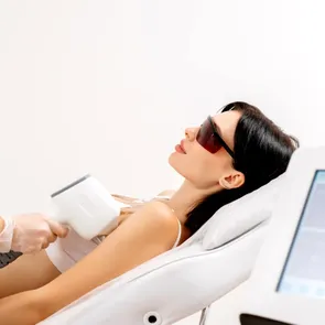 Epilarea definitivă cu laser: mai puțin păr, piele mai sănătoasă. De ce contează tehnologia pe care o alegi