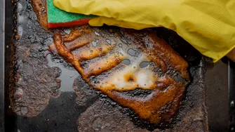 Soluția naturală care redă strălucirea tăvilor de copt! Se prepară în casă, cu puține ingrediente ieftine