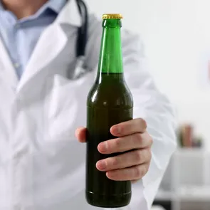 Mit sau adevăr? Medicii explică de ce berea NU ajută la eliminarea pietrelor la rinichi