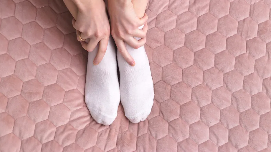 6 obiceiuri zilnice care îți distrug complet picioarele