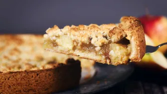 Plăcintă cu mere și scorțișoară, cu foi crocante și umplutură delicioasă. Un desert pentru zilele reci de toamnă