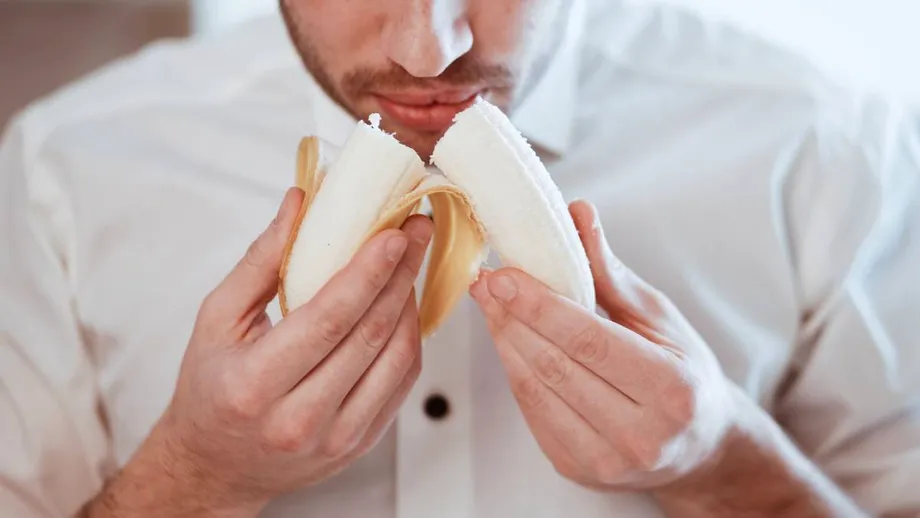 De ce să porți șosete umplute cu orez sau să miroși o coajă de banană înainte de culcare. Trucuri neașteptate care te pot scăpa de insomnii