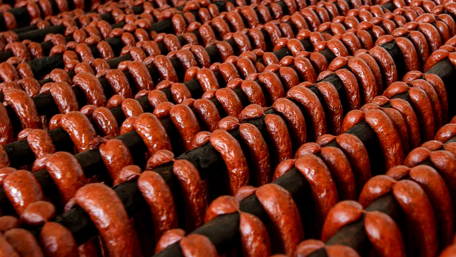 Cei mai buni cârnați virșli făcuți acasă. Cât timp se fierb, ce condimente speciale îți trebuie