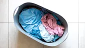 Trucul genial care îți salvează hainele albe care s-au colorat la spălat. Soluția miraculoasă