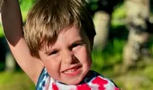 Un copil român de 5 ani a murit după ce părinții l-au uitat în mașina parcată la soare. Adulții și-au dat seama abia după 3 ore