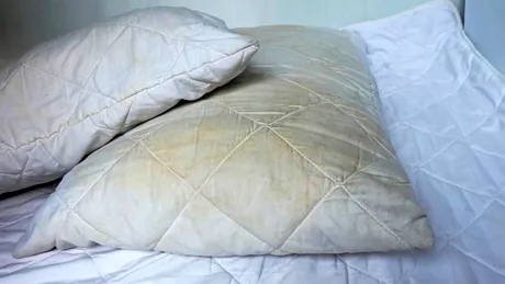 Cum să îndepărtezi petele de pe perne, fără mașină de spălat. Soluția genială care elimină bacteriile, acarienii și mirosurile neplăcute