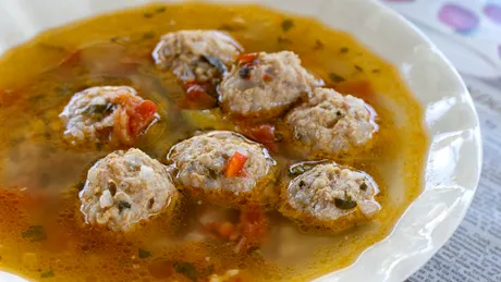 Câtă apă se pune la ciorba de perișoare: proporția corectă pentru gust și consistență