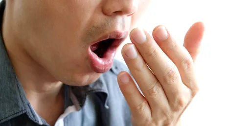 Când devine un semnal de alarmă respirația urât mirositoare. Boli pe care le poate ascunde, de fapt