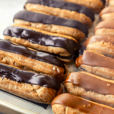 Secretul eclerelor perfecte. De ce combinația celor două creme face diferența dintre un desert banal și unul de cofetărie