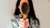 Căderea părului la femei – care sunt cauzele, ce soluții ne ajută?